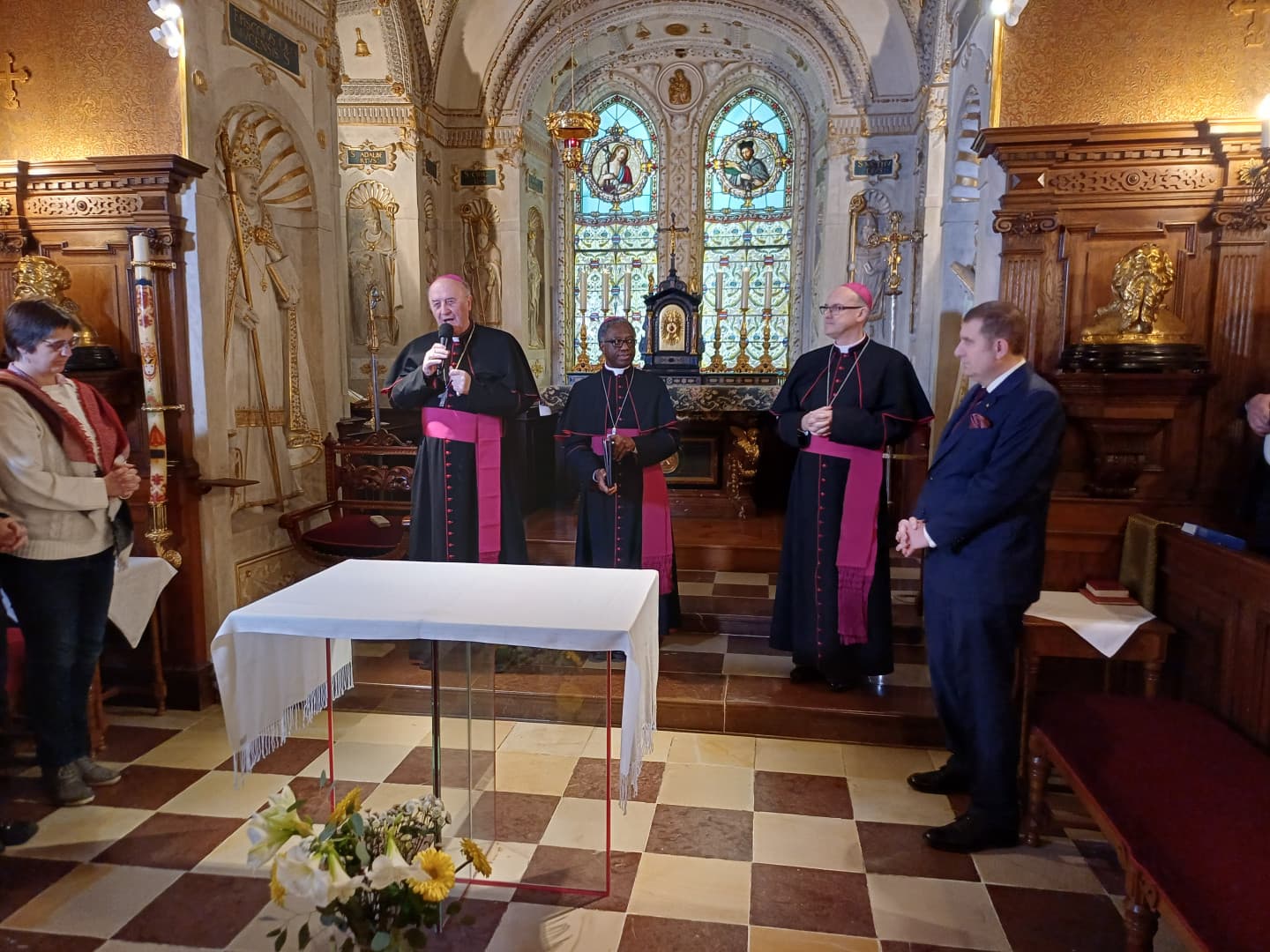 f7c0e076-5f99-4bcc-bed7-9339b220