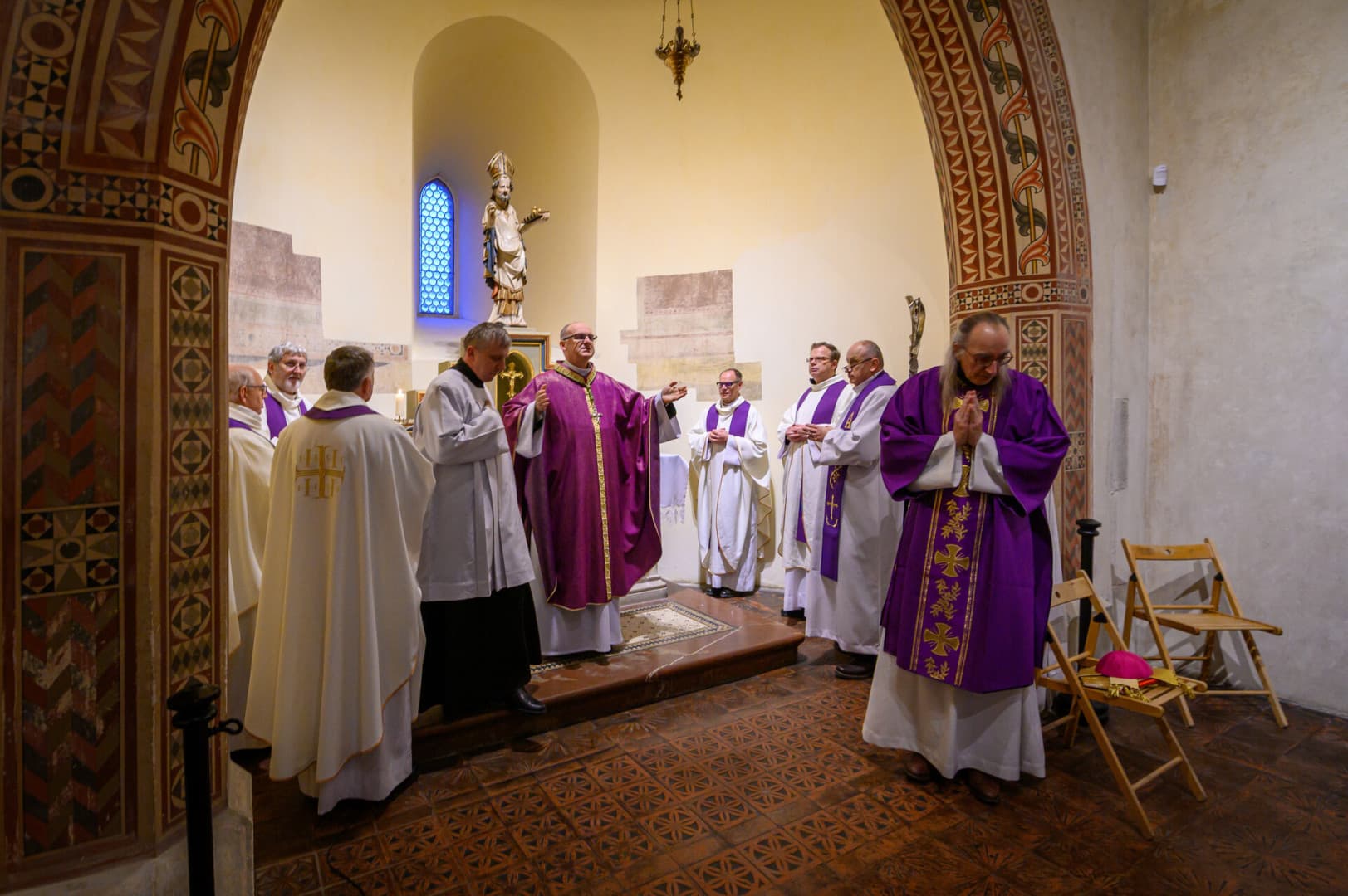 Hlavní celebrant zádušní mše na Karlštejně přijel z Litoměřic