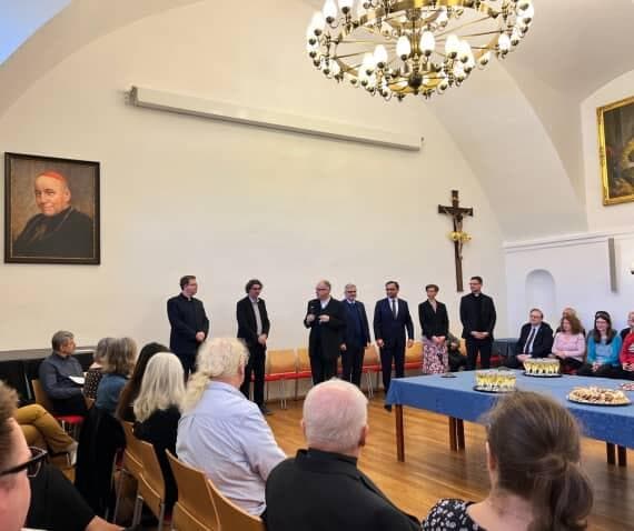 Arcibiskup Stanislav Přibyl první den v úřadu