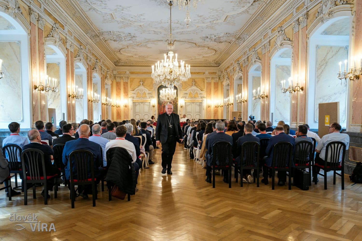 Hřivny, hovory i umělá inteligence: Arcibiskupský palác hostil konferenci „Dobrý správce“