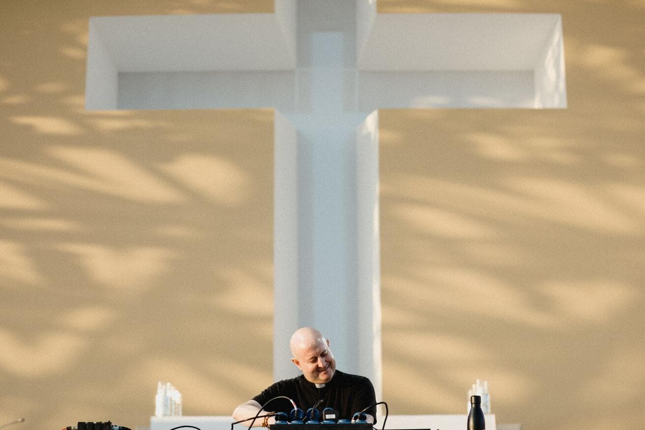 Do Ostravy zavítá portugalský kněz a DJ Padre Guilherme