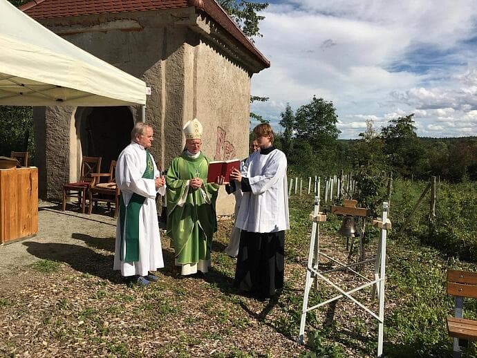 Nový zvon v Chrasti požehnal biskup Prokop