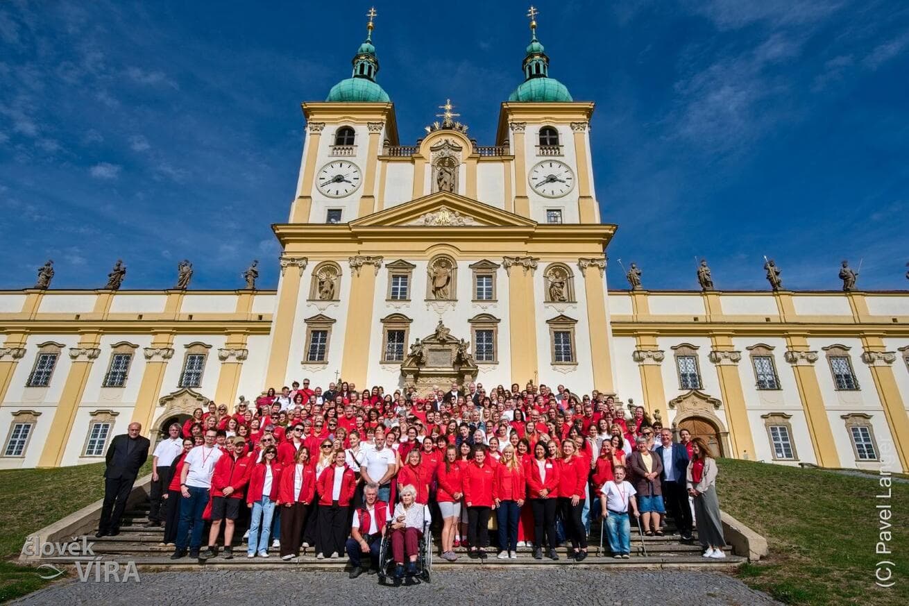 FOTOGALERIE: Zaměstnanci Charit olomoucké arcidiecéze se setkali na Svatém Kopečeku