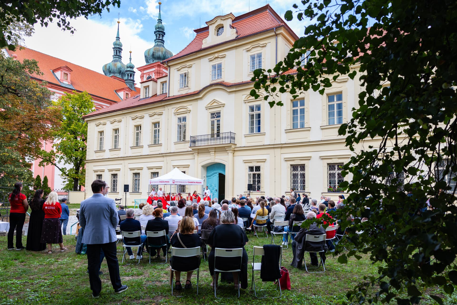 Domov sv. Václava slavnostně otevřen. Arcibiskup Přibyl jej požehnal na svátek svaté Ludmily