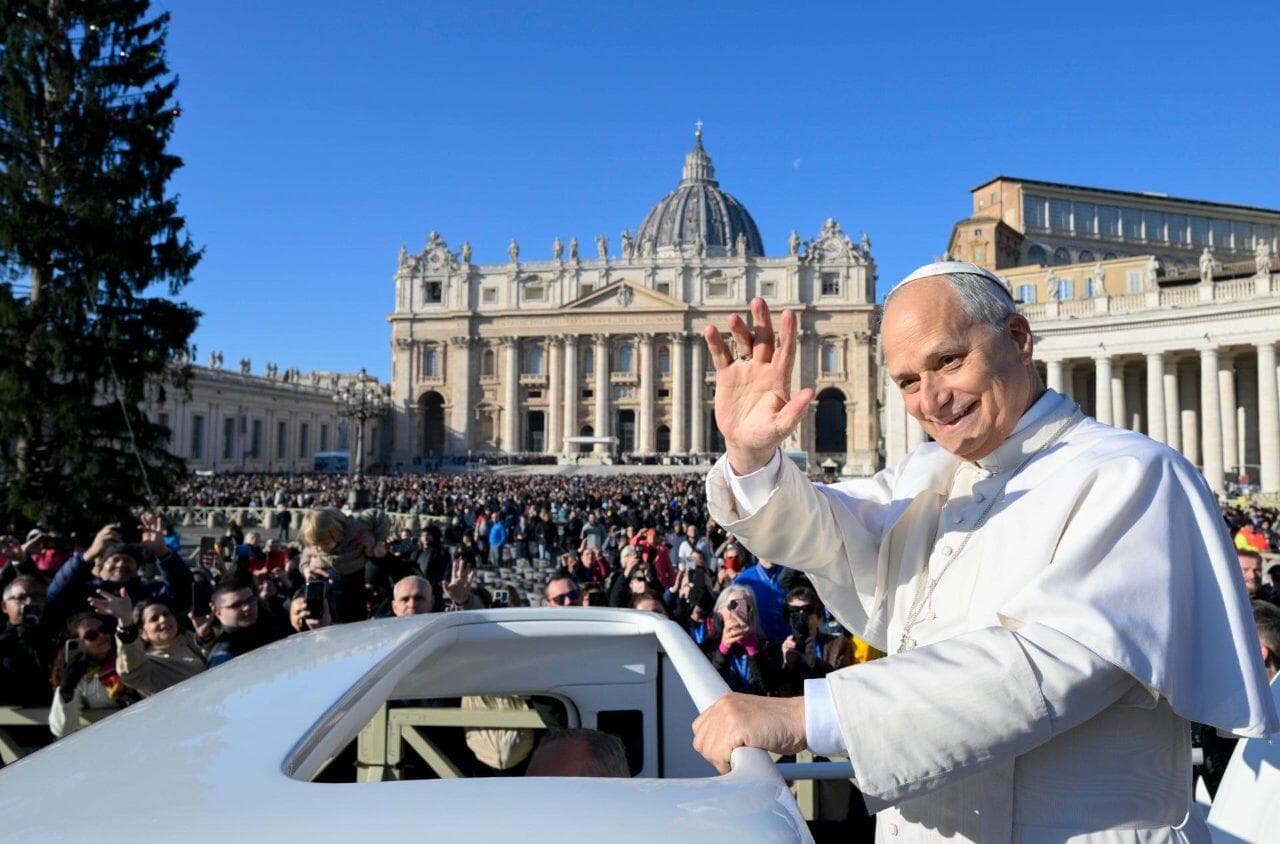 Papež o Vánocích: Vyhýbejme se nákupní horečce, pozvěme ke stolu osamělé