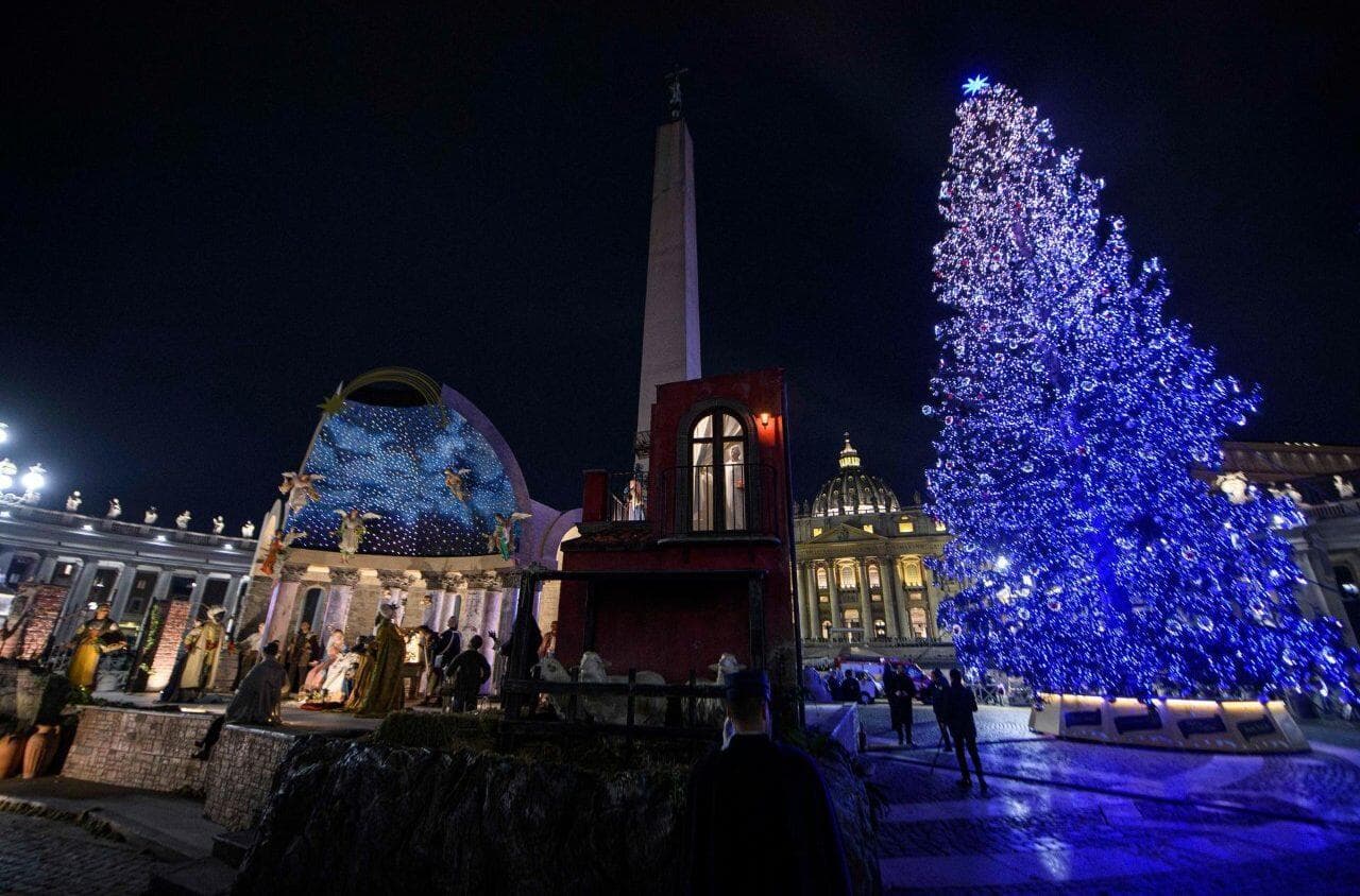 Na Svatopetrském náměstí byl slavnostně rozsvícen vánoční stromek a představen betlém