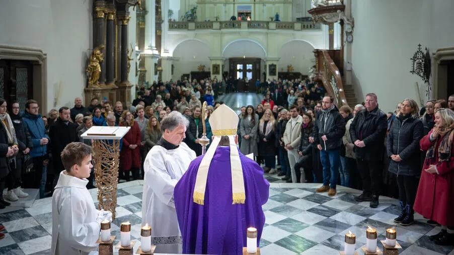 Stovka katechumenů brněnské diecéze byla v neděli slavnostně přijata mezi čekatele křtu