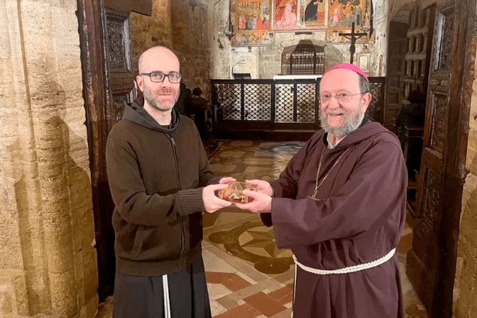 Do jižní Arábie dorazila relikvie z Assisi: Kámen z Porciunkuly jako znamení jednoty