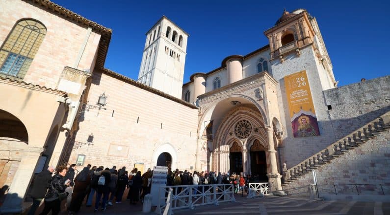 V Assisi přišlo první den na výstavení ostatků sv. Františka 18 tisíc poutníků