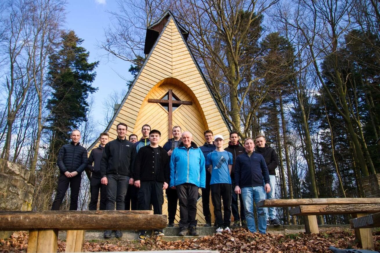 Bohoslovci strávili víkend s otcem arcibiskupem na Valašsku