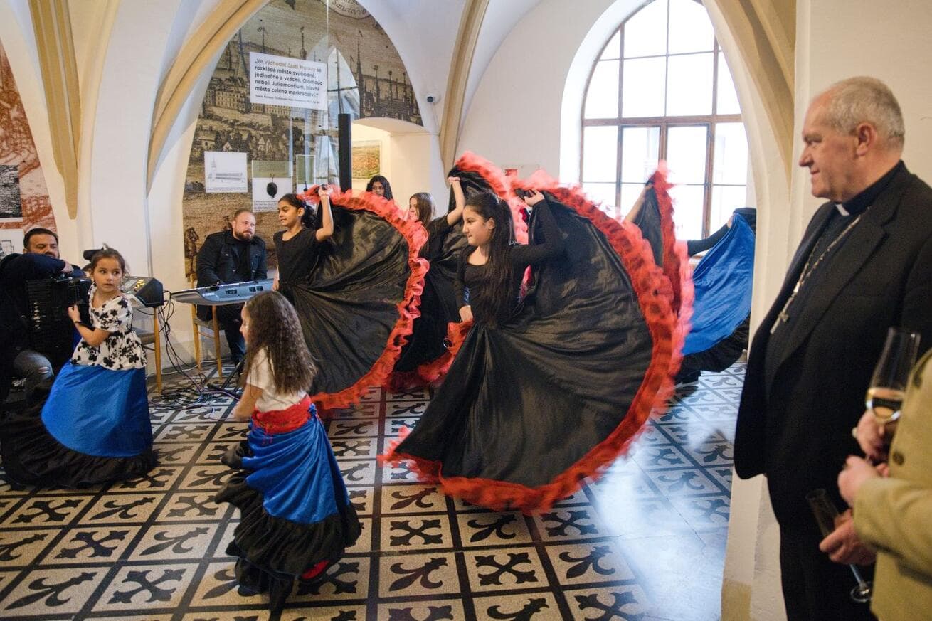 Romské tance při 24hodinovém čtení z Bible v kapli na olomoucké radnici