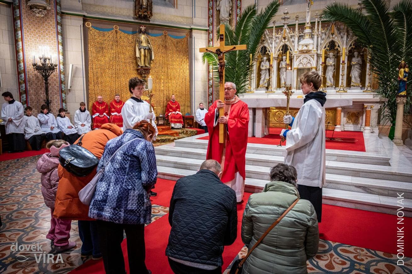 FOTOGALERIE: Velkopáteční obřady v olomoucké katedrále