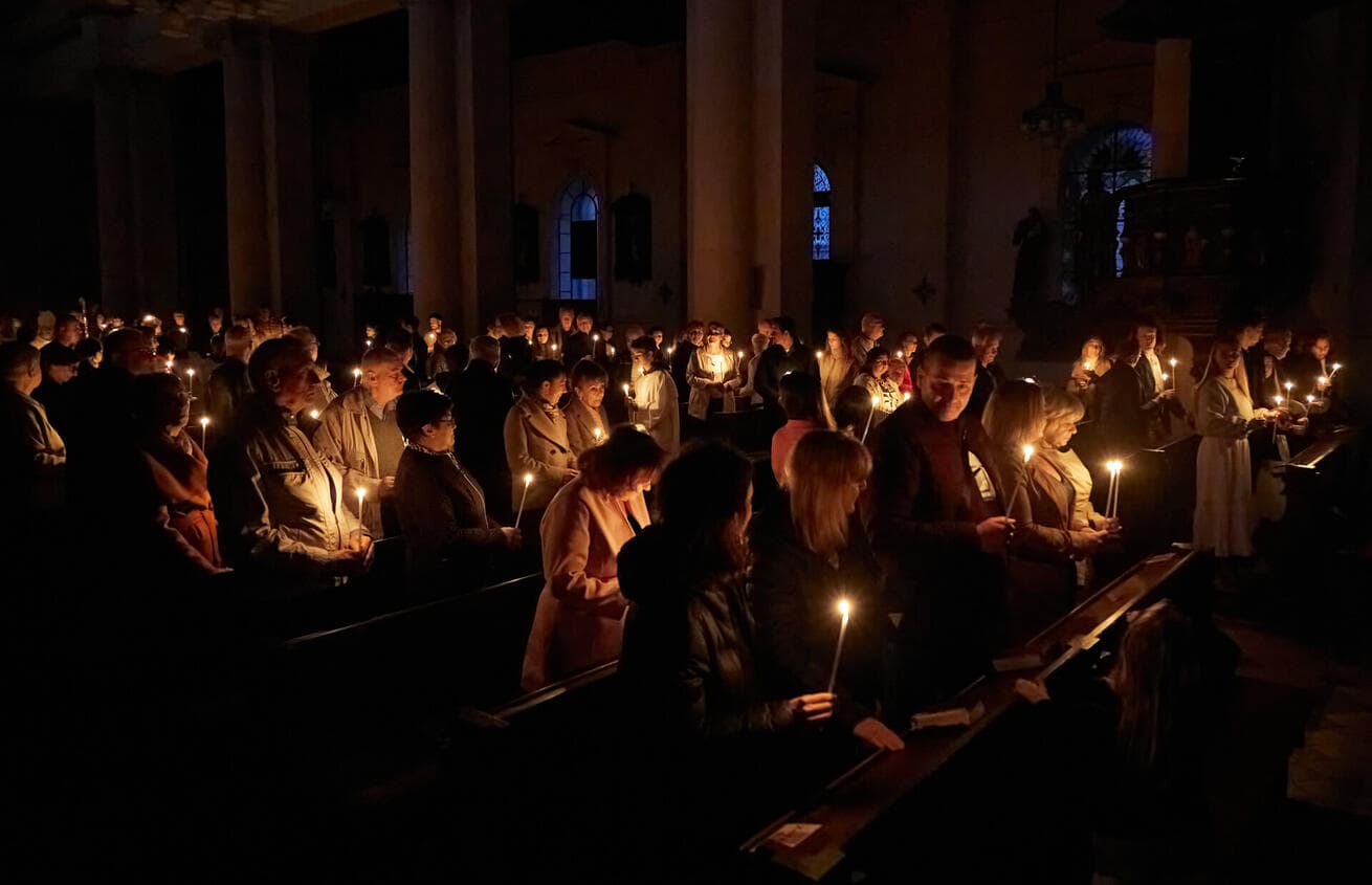 Velikonoční vigilie v ostravsko-opavské katedrále: „Uvěřit v Boha, který překvapuje“