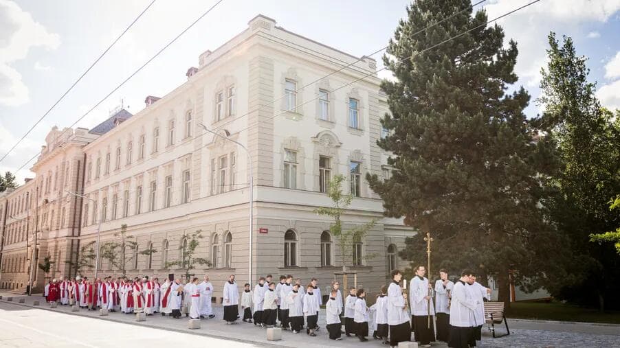 V rodištích a na místě poprav: Odkaz nově blahoslavených si den po slavnosti blahořečení na děkovných mších připomněly tisíce věřících