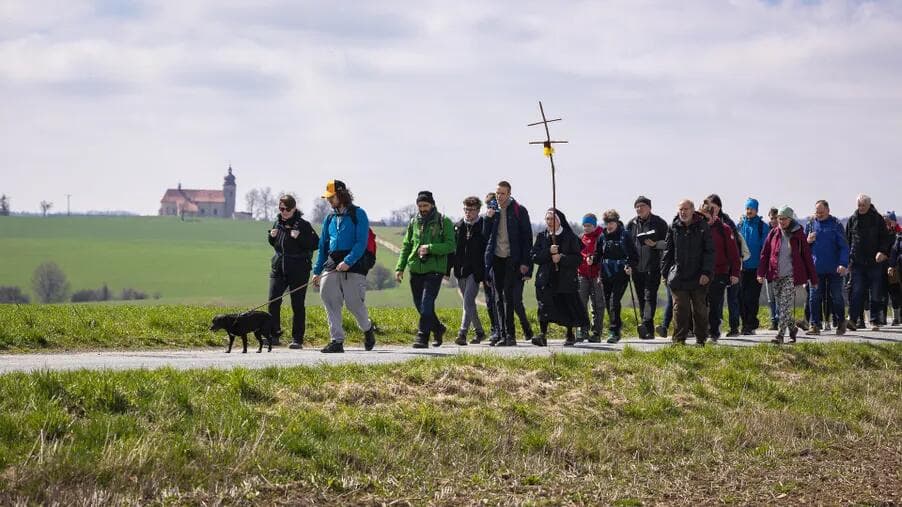 Poutníci symbolicky propojí Lukov a Starovičky, na pěší pouti poděkují za blahořečení