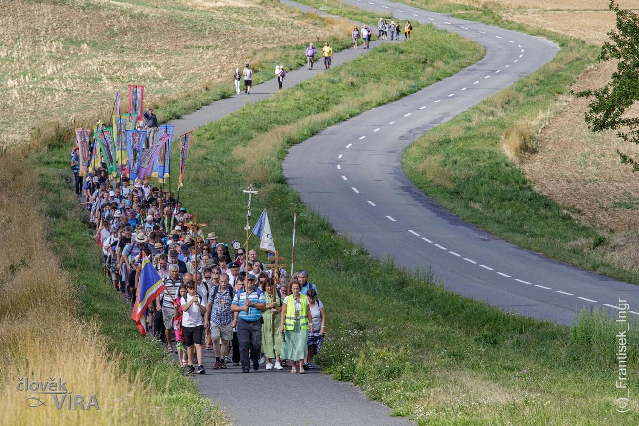 Pěší poutníci dorazili na Velehrad: Letos se modlili za mír, dostatek vláhy i nadcházející volby
