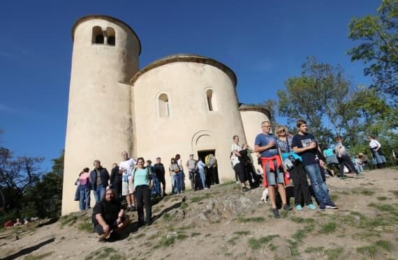 Říp si připomněl 900 let od obnovy rotundy sv. Jiří