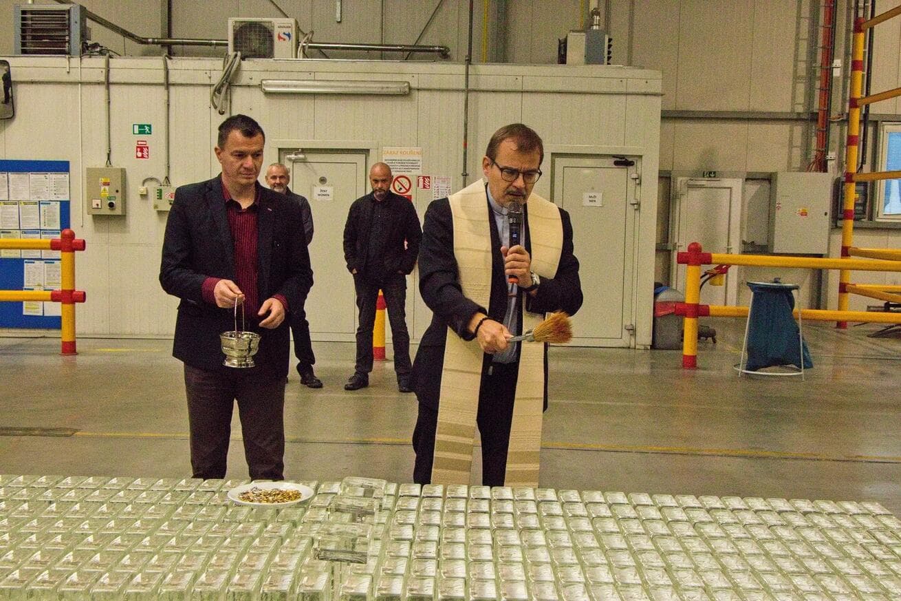 Biskup Tomáš Holub požehnal sklářskou pec v Heřmanově Huti