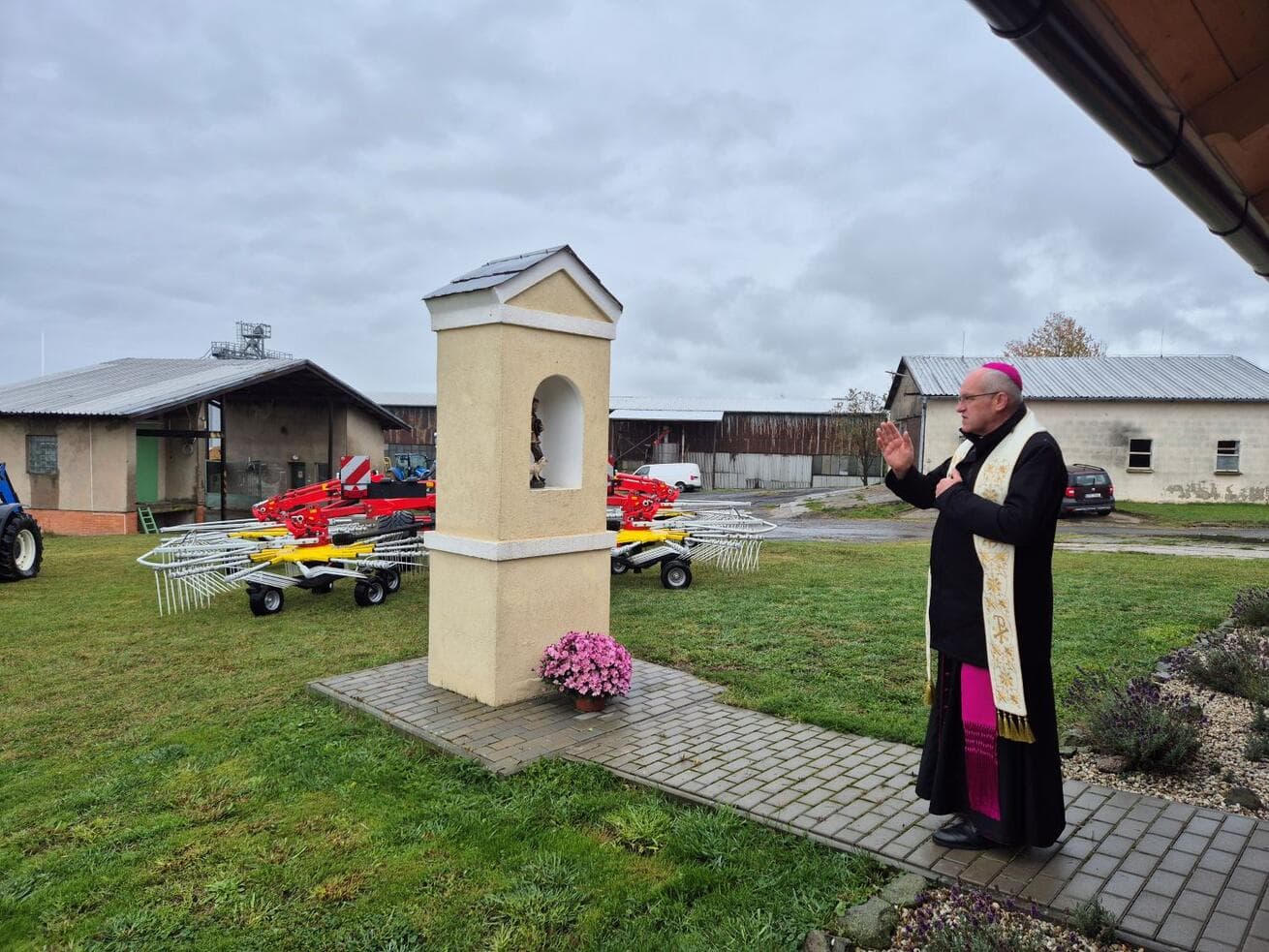 Požehnání pro pole i lidi: Arcibiskup oslavil se zaměstnanci farem sv. Vendelína