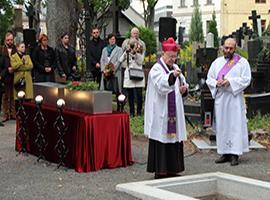 Uložení ostatků biskupa Františka Petra Krejčího do hrobky v Turnově