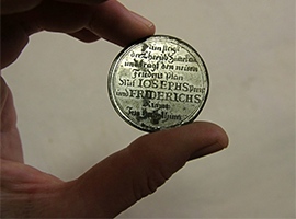 Makovice ukrývala dvě stě let staré listiny a cenné mince 