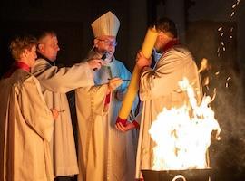 Mons. Stanislav Přibyl poprvé jako biskup slavil velikonoční vigilii