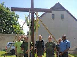 Ve Všechlapech u Zabrušan byl vztyčen dřevěný kříž