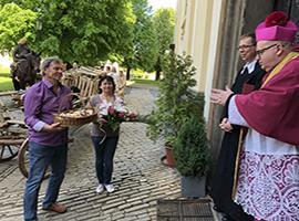Obyvatelé obce Píšťany přinesli naturálie do litoměřické katedrály