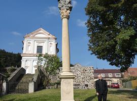 Požehnání renovovaných soch v Mirošovicích